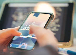 Investor reviewing a clear procedure for moving funds and processing withdrawals